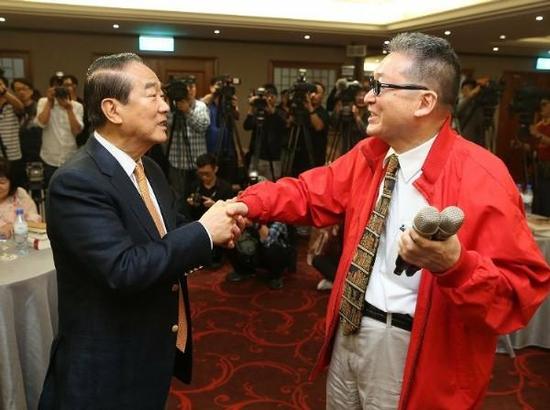 2015年4月,亲民党主席宋楚瑜和李敖。 台海网 资料图