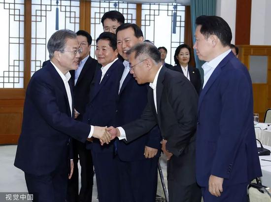 ▲7月10日,韩国总统文在寅同韩国主要大企业集团总裁举行恳谈会。图片来源/视觉中国