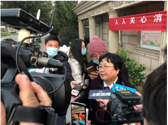 ▲第一天庭审结束后,受害者家属代理律师接受媒体采访。王翀鹏程 摄