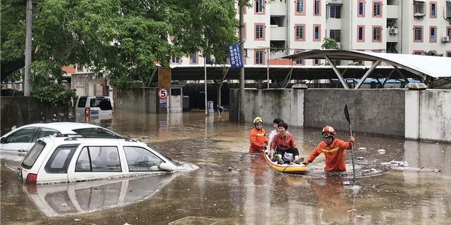 厦门暴雨如注 街头开启看海模式