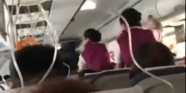 川航备降客机内部画面：氧气面罩掉落