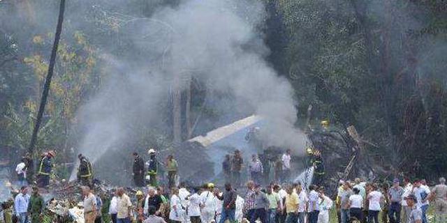 视频：客机坠毁撞地后燃起巨大火球