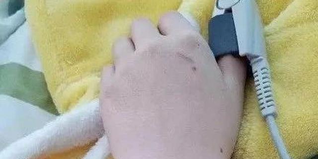 视频：初二女生遭男同学扒衣抢劫捅伤