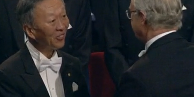 资料视频：高锟领取2009年诺贝尔物理学奖