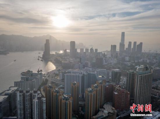资料图：航拍高楼林立的香港维港两岸。 中新社记者 谢光磊 摄