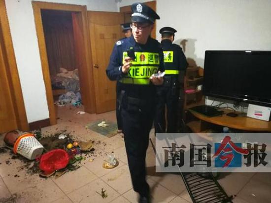 民警赶到现场时,覃某家中已是一片狼藉。 南国今报 图