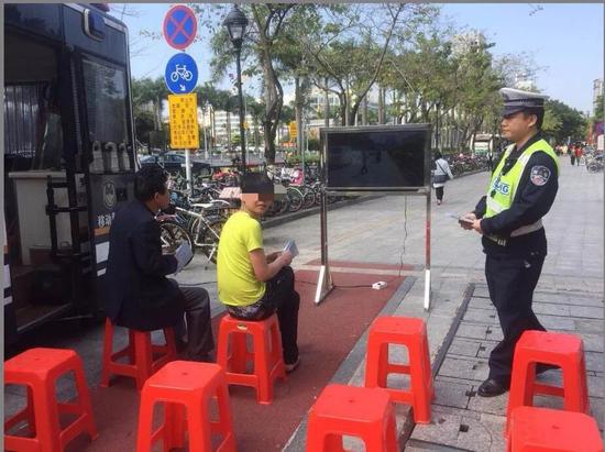 　　【贪官为否认收金条自己导演一出戏】李金早，文旅部原副部长，热衷出入酒局，收受金条、手表等贵重礼品及大额钱款。中央纪委国家监委来找他谈话，他安排妻子专门去商场买金条，还让朋友“见证”，企图伪造“证据”隐瞒受贿事实。贪官2年接受近百次商人宴请。2022年4月，法院一审公开宣判，李金早收受他人给予的财物共计折合人民币6550万余元，以受贿罪被判处有期徒刑十五年。