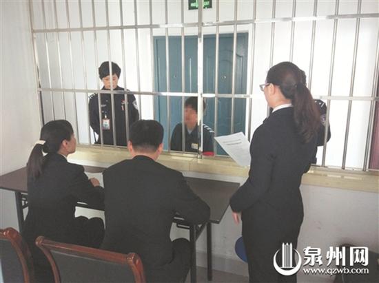 法官和检察官来到监狱,充分听取阿英的意见。 泉州网 图