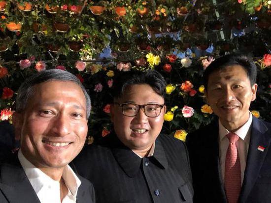 6月11日晚，金正恩在新加坡外交部长维文和教育部长王乙康的陪同下，游览夜景并自拍合影。