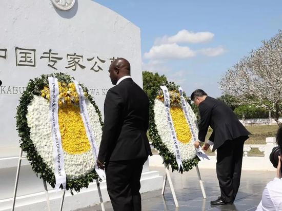 中共中央对外联络部部长宋涛（右）向纪念碑敬献花圈