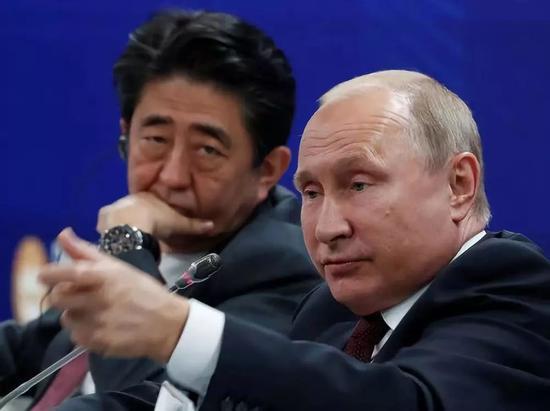 2018年5月25日，在俄罗斯圣彼得堡，俄罗斯总统普京（右）与日本首相安倍晋三出席圣彼得堡国际经济论坛“俄罗斯-日本商务对话”分论坛活动。新华社/路透