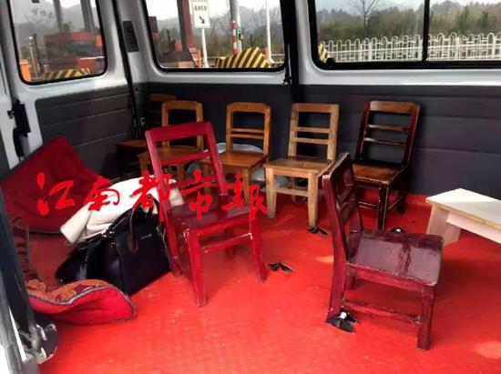 超载小客车司机给交警塞钱 被严词教育罚400扣6分