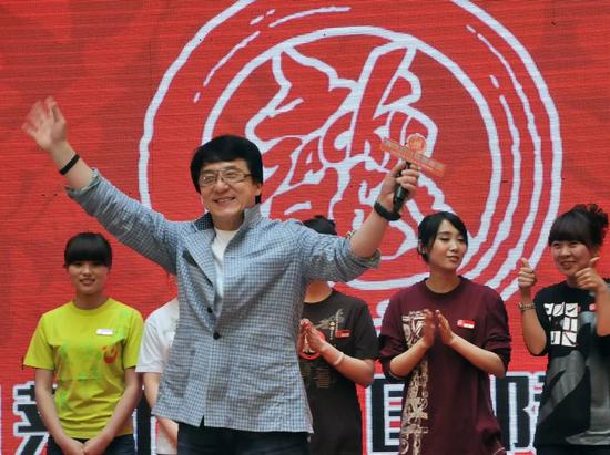 2011年4月20日,辽宁沈阳,成龙出席耀莱成龙国际影城开业仪式(图片来源:东方IC)