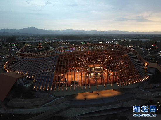 这是4月19日无人机拍摄的北京世园会园区中国馆夜景。新华社记者 鞠焕宗 摄