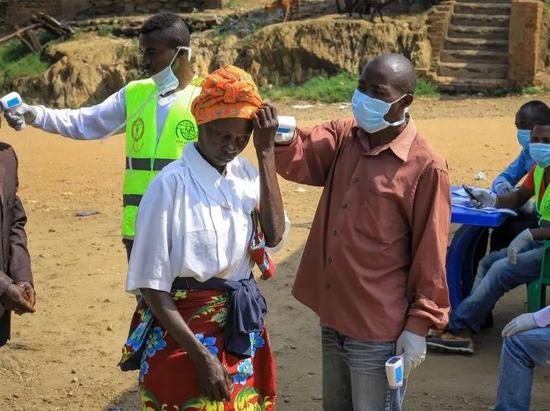 2019年6月12日，在刚果（金）卡辛迪，人们接受体温检测。新华社/美联
