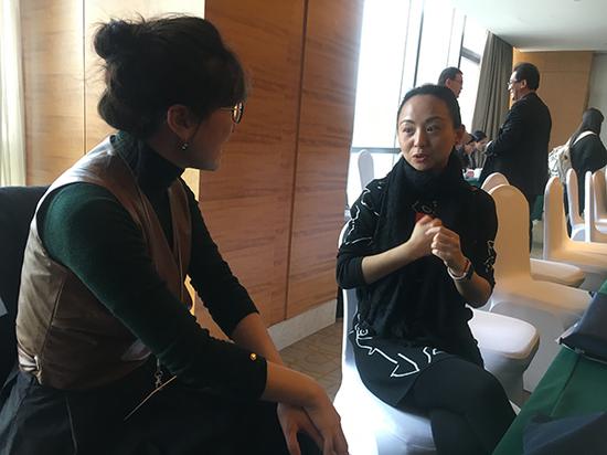 3月14日,全国政协委员邰丽华(右)和手语翻译李琳(左)会后交流中。 澎湃新闻记者 李闻莺 图