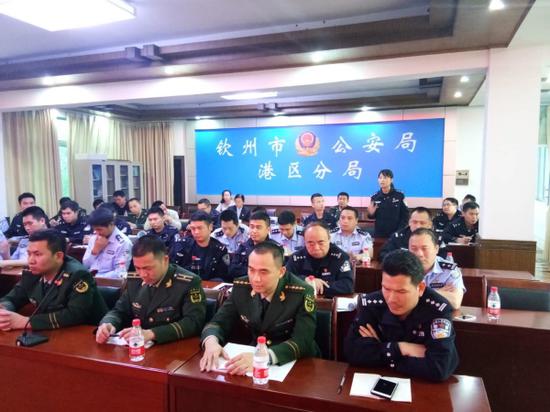 干警向罗庭长发问