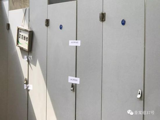 ▲黃德軍脫逃廁所間(左側)已被貼上封條,掛上“正在維修”的牌子。 受訪者供圖