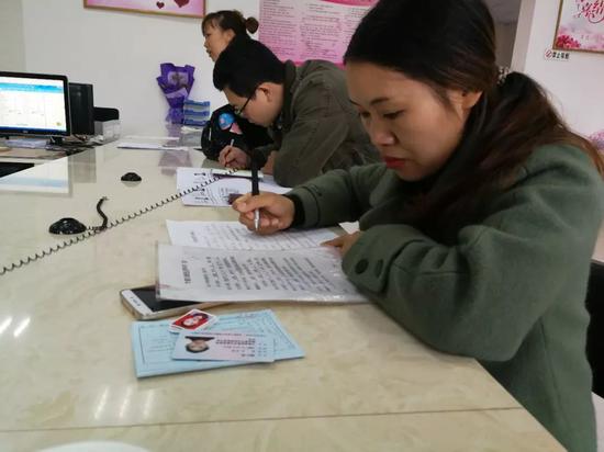 钱仁凤在结婚登记处登记结婚。新京报记者李兴丽 摄