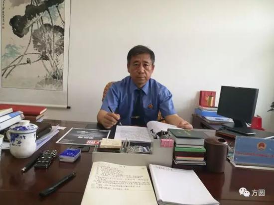 ▲王护民副检察长在办公室接受采访