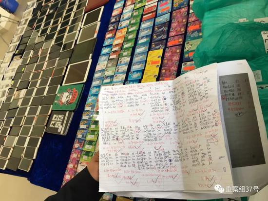 ▲深圳警方查获该团伙大量银行卡、手机、电脑和账单。新京报记者宋超摄