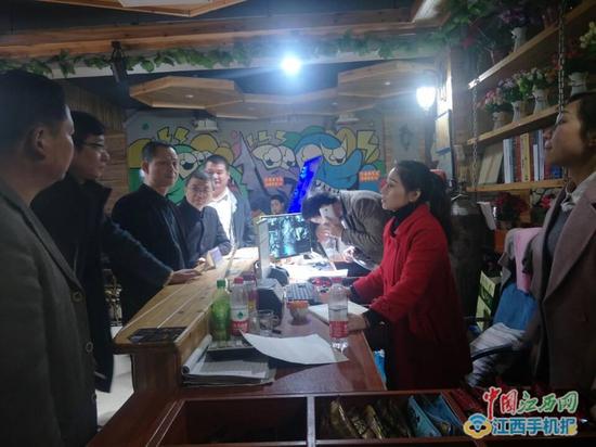 执法人员在网吧开展执法检查。 本文图片均来自中国江西网