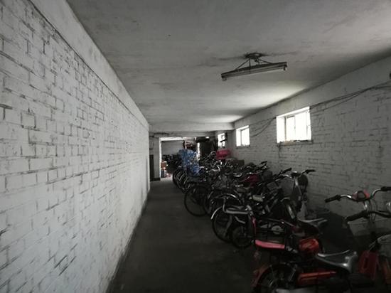 贾师傅说，20年了，这里没有大变，高岩以前常常把自行车推来停放到这里。 澎湃新闻记者 廖瑾 图