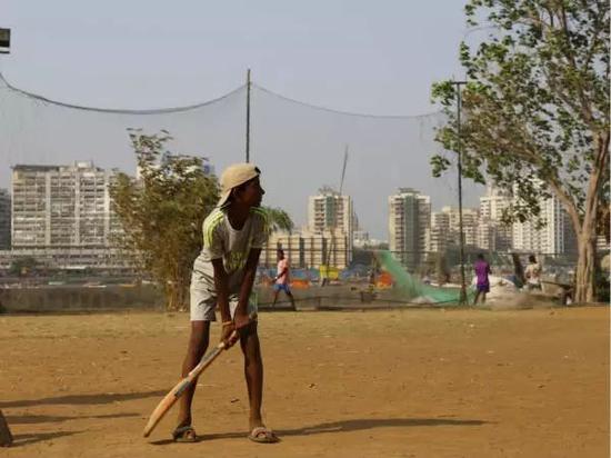 孟买一所公立学校的学生放学后在附近海滩上打板球。