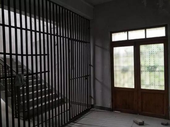 六个女生策划撬门逃跑,右边那扇木门外面还有两道铁门。