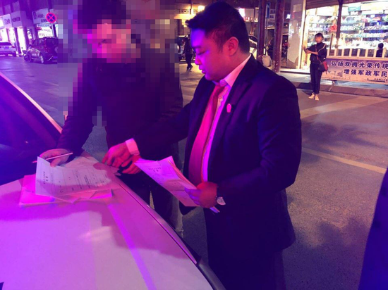 图为法院工作人员夜间送达