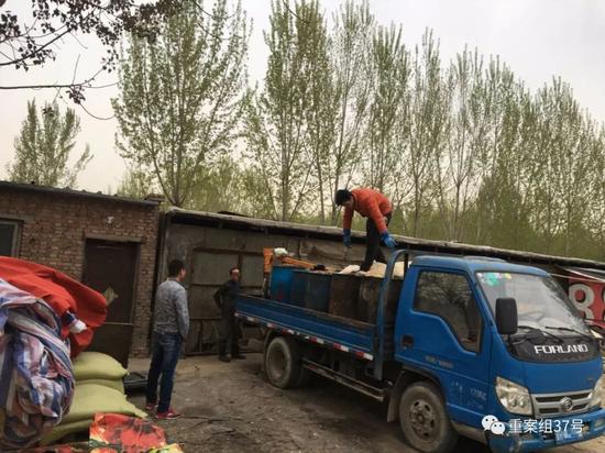 ▲4月13日，通州區北堤寺村南，院內的租戶正將泔水放在一輛河北牌照的卡車上。 ? ?新京報記者 王飛 攝