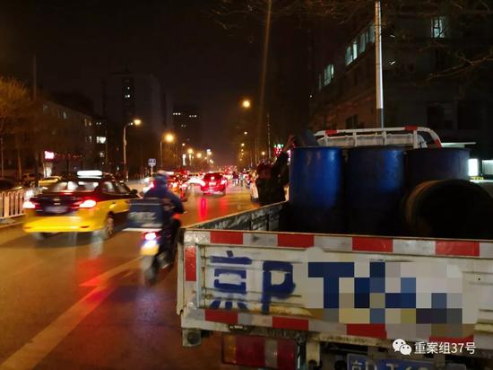 ▲3月22日，朝陽區小營路，一輛泔水車旁，拉運泔水的人從宏狀元搬運泔水倒入車內泔水桶內。 ? ?新京報記者 王飛 攝