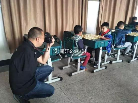 老师在为学生拍照