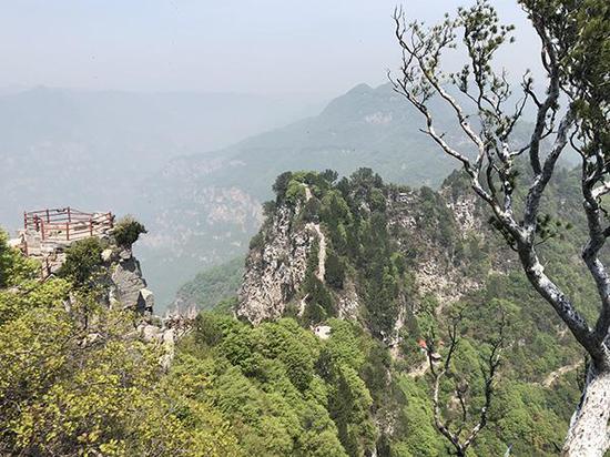 坠崖地点,就在舍身台(左)通往龙脊长城的步道旁。澎湃新闻记者 段彦超 图