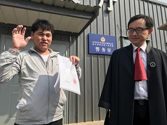 刘忠林拿到了改判他无罪的再审判决书。 澎湃新闻记者 宋蒋萱 图