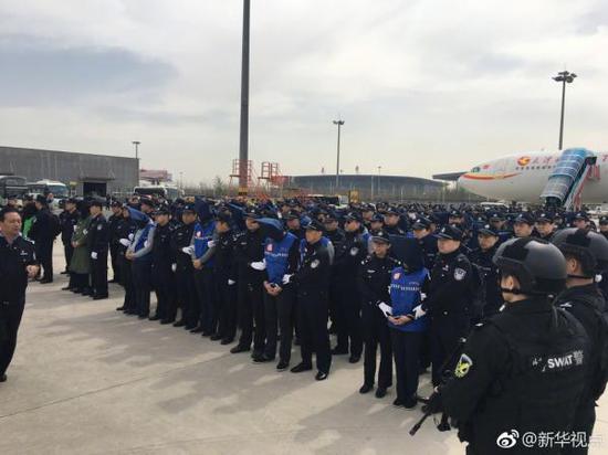 4月4日上午,78名台湾电信网络诈骗犯罪嫌疑人被我国公安机关从菲律宾押解回国。 微博@新华视点 图