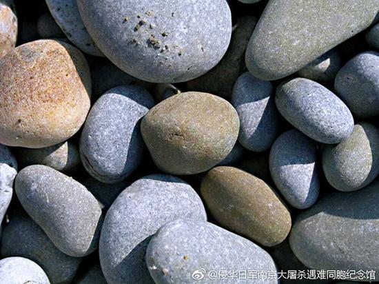 图3：鹅卵石，是开采黄砂的附产品，因为状似鹅卵而得名。鹅卵石位于纪念馆墓地广场，“满眼鹅卵石，几株枯树、寸草不生，充满一种毫无生命气息的苍凉之感象征着‘死亡’”。