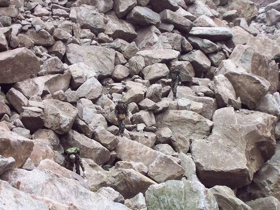 ▷刘格平和战友去救援失联大学生