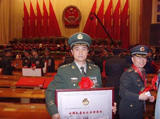 ▷震后刘格平接受表彰