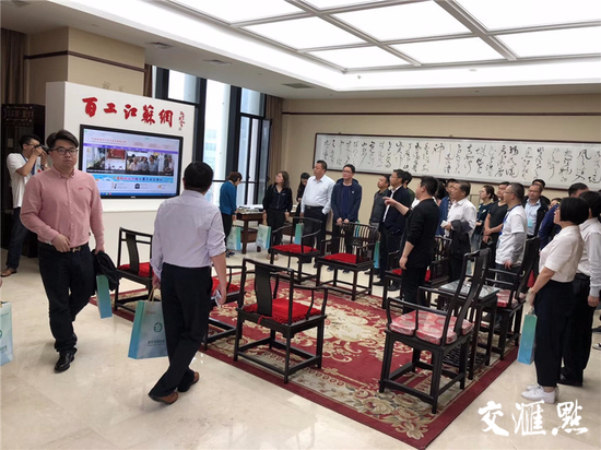 学员参观新华全媒体艺术馆。