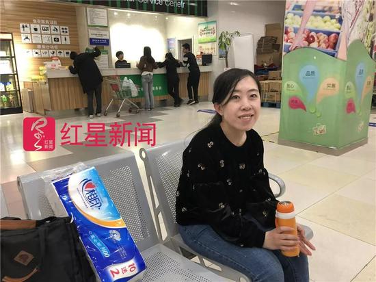 ▲ 下班后,杨丽娟坐在商场椅子上休息。图片来源红星新闻