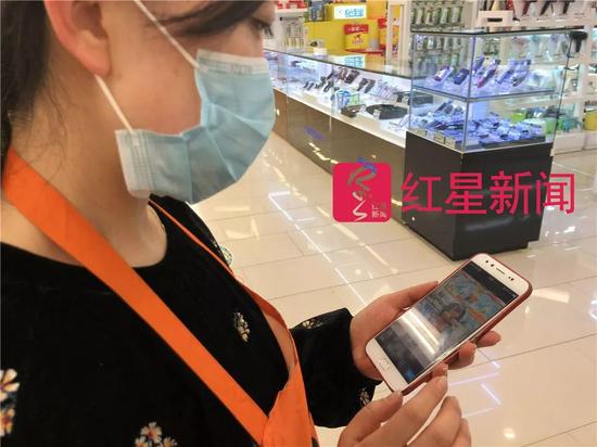 ▲ 杨丽娟准备拍照打卡下班。图片来源红星新闻