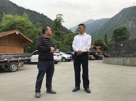 张通荣(右)与当地居民交谈/受访者供图