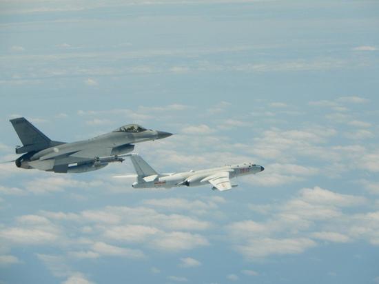 图为台防务部门发布的F-16A战机与解放军轰-6k合照。（来源：台媒）