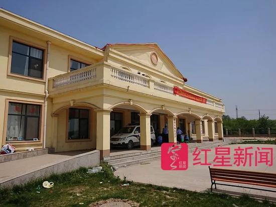▲爱心村内最显眼的建筑,是去年刚刚建好的。