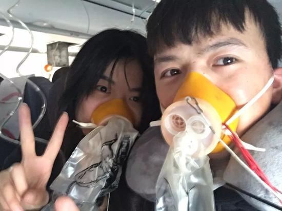 ?戴着氧气面罩的周建强和王倩没有忘记打出V字手势