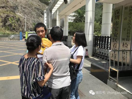 ▲5月16日,深圳“鹦鹉案”当事人王鹏出狱。
