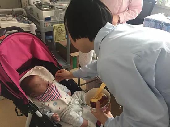 小宇(化名)每天由一名护工24小时陪伴照顾,医护人员和病人家属也会给孩子送来日用品等。