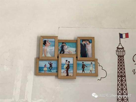 ▲家里墙上挂着两人结婚照。