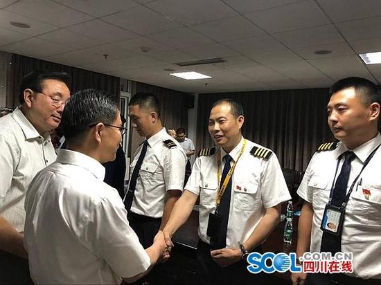 机长刘传健(右二) 四川在线 图